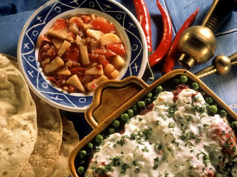 Indische Ofenkartoffeln mit fruchtigem Tomatengemüse