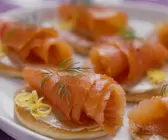 Räucherlachs auf Blinis