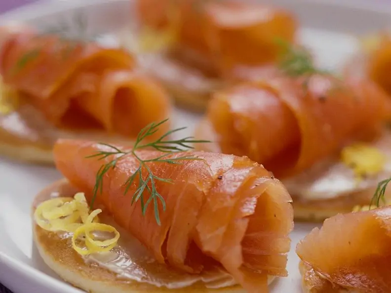 Räucherlachs auf Blinis