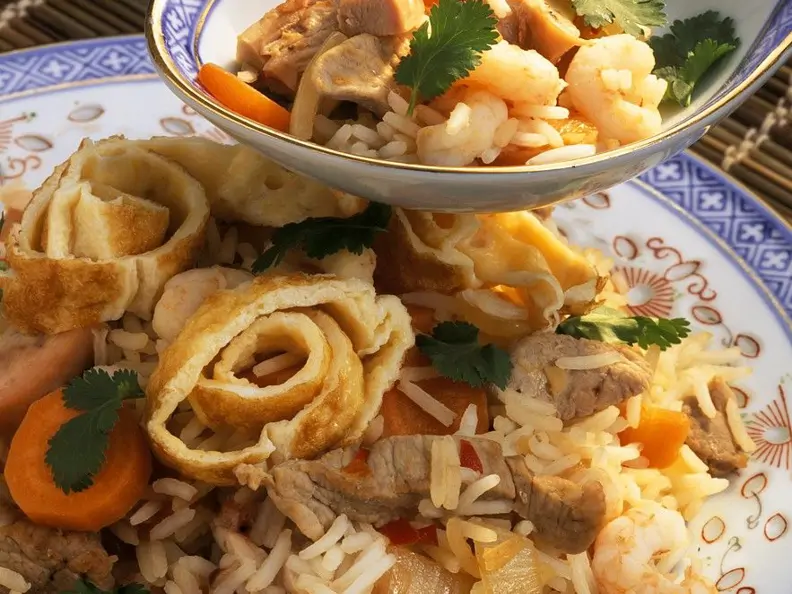 Asiatischer Reis mit Garnelen und Gemüse