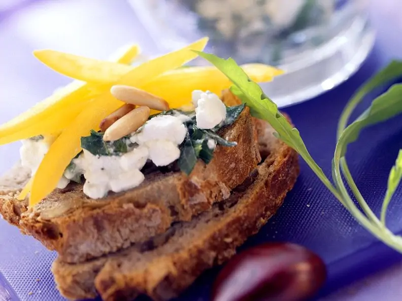 Frischkäse mit Paprika auf Brot