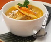 Kürbis-Süßkartoffel-Suppe mit Brot