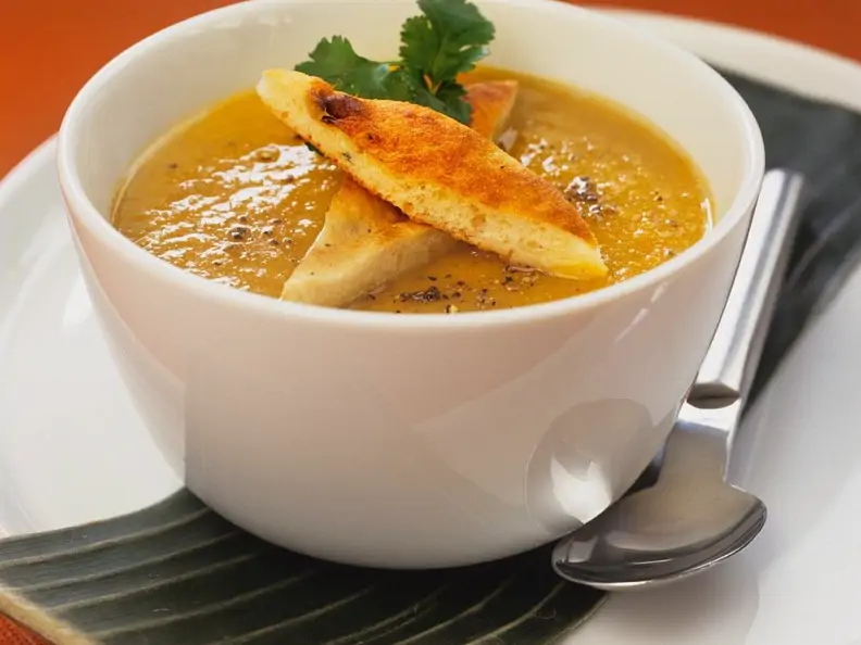Kürbis-Süßkartoffel-Suppe mit Brot