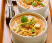 Gemüsesuppe mit Avocado