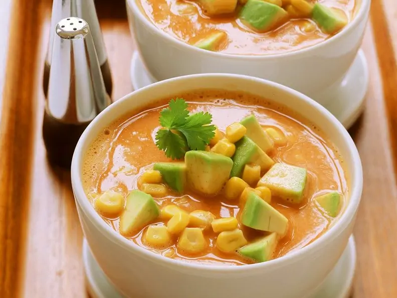 Gemüsesuppe mit Avocado