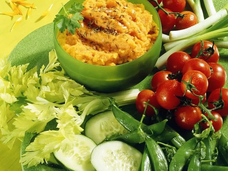 Rohkost mit Möhrendip