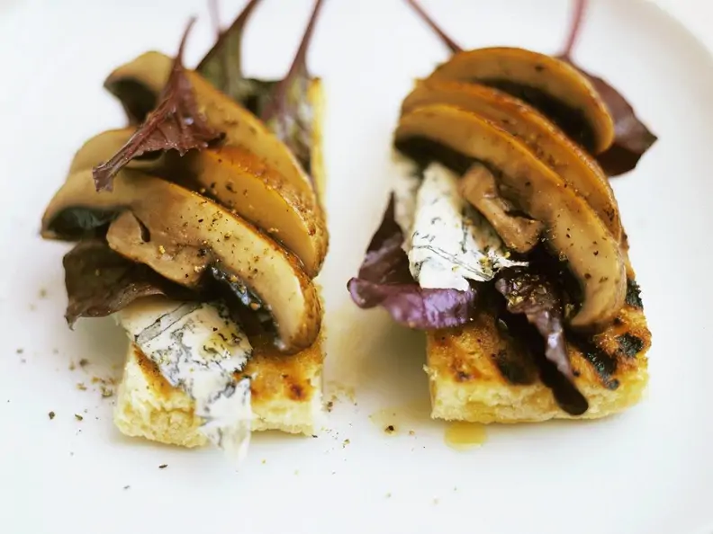 Polentanschnitten mit Champignons
