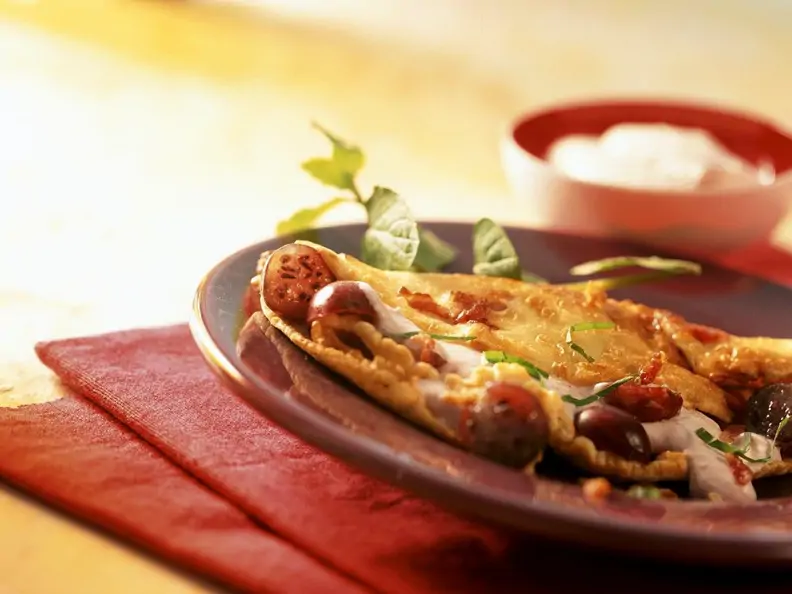 Pikanter Pfannkuchen mit Speck und Stachelbeeren