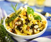 Nudeln mit Gemüse und Feta