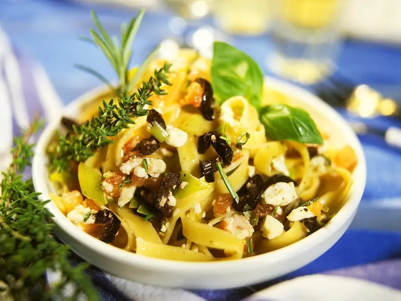 Nudeln mit Gemüse und Feta