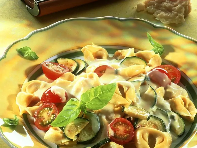 Tortellini mit Gemüse und Gorgonzolasauce