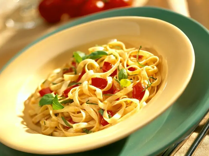 Nudeln mit Tomaten