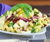 Nudelsalat mit Blattsalat mit Mozzarella