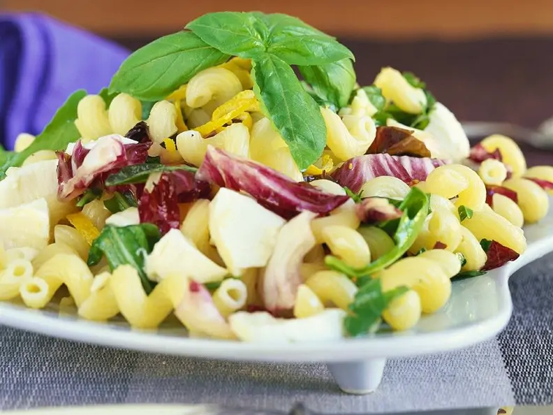 Nudelsalat mit Blattsalat mit Mozzarella
