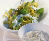 Grüne Nudeln mit Käsesauce