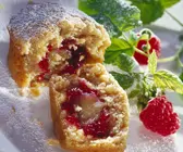 Muffins mit fruchtiger Marzipanfüllung