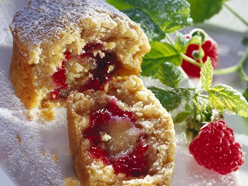 Muffins mit fruchtiger Marzipanfüllung