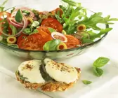 Tomatensalat mit Rucola und Käsebrot