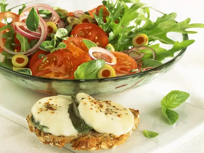Tomatensalat mit Rucola und Käsebrot