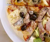 Pizza mit Thunfisch, Sardellen, Oliven