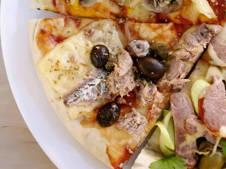 Pizza mit Thunfisch, Sardellen, Oliven