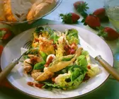 Blattsalat mit Erdbeeren, Mozzarella und Salbei