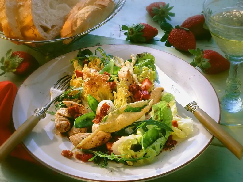 Blattsalat mit Erdbeeren, Mozzarella und Salbei