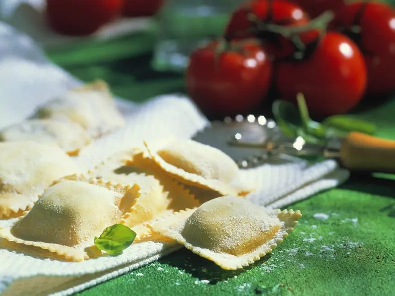 Spinat-Ravioli mit Tomatensauce