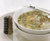 Spinatsuppe mit Fleischklößchen