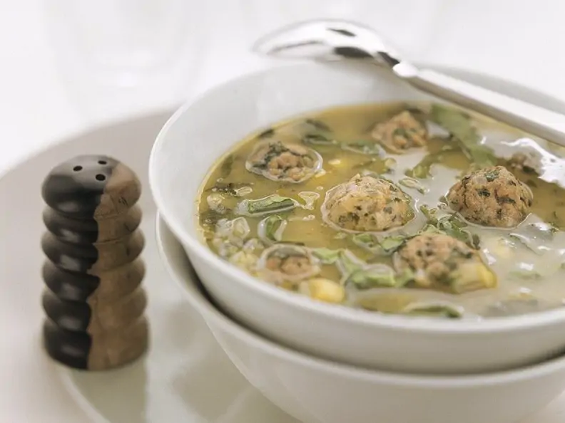 Spinatsuppe mit Fleischklößchen