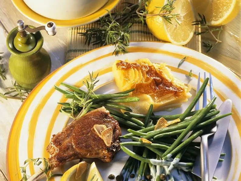 Lammchops mit Gratin und Bohnen