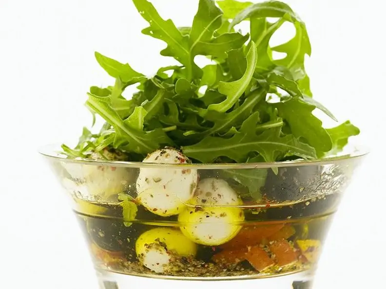 Würzig eingelegter Mini-Mozzarella