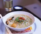 Kokos-Fischsuppe mit Nudeln