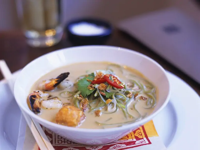 Kokos-Fischsuppe mit Nudeln