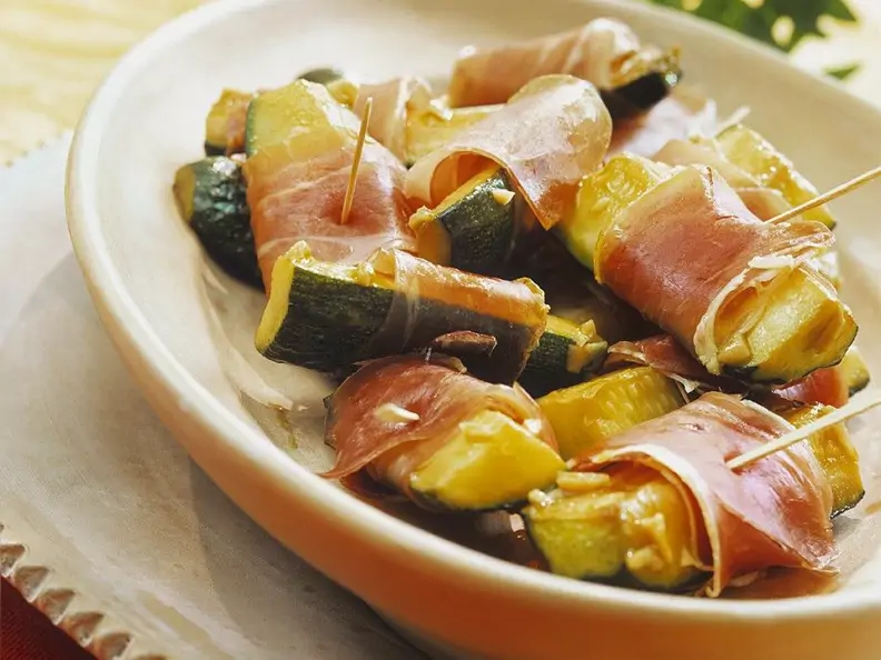 Zucchini-Schinkenspießchen