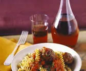 Fleischbällchen in Tomatensauce mit Nudeln