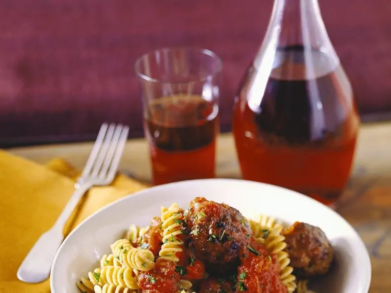 Fleischbällchen in Tomatensauce mit Nudeln
