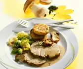 Frischlingskeule mit Steinpilzsauce