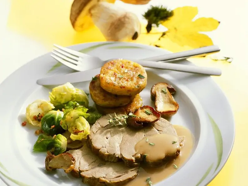 Frischlingskeule mit Steinpilzsauce