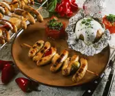 Bratwurstspieße mit Folienkartoffeln