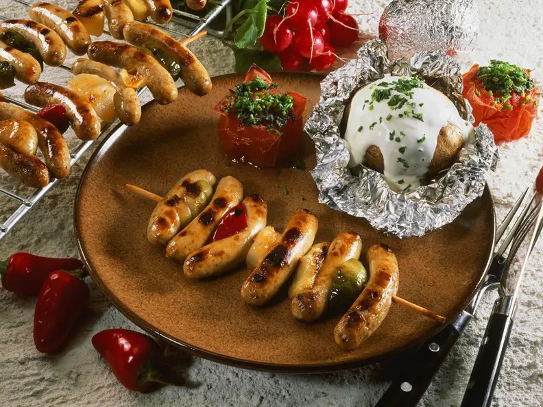 Bratwurstspieße mit Folienkartoffeln