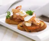 Fisch mit Tomate auf Röstbrot