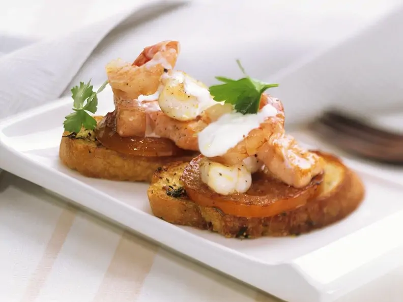 Fisch mit Tomate auf Röstbrot
