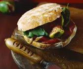 Brot-Sandwich mit Ente und Feigen