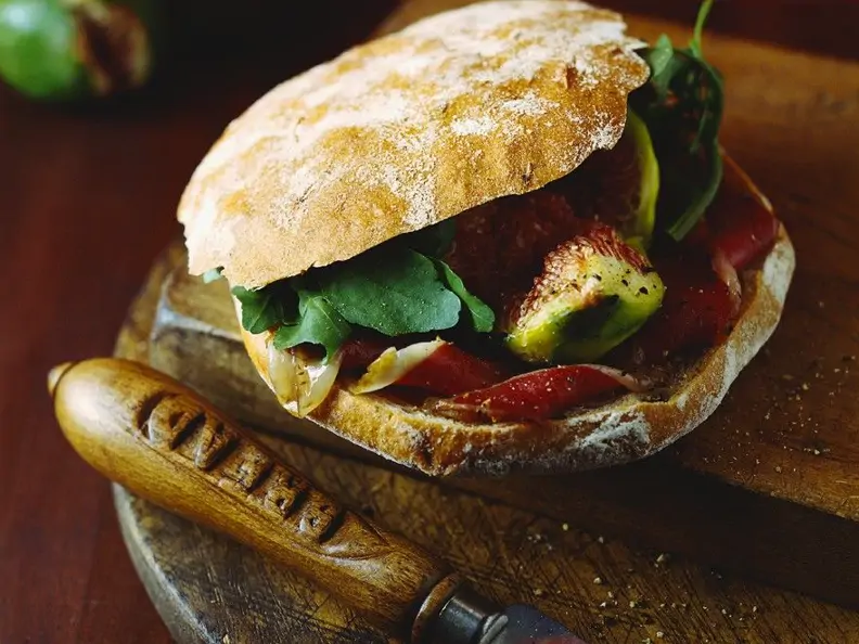 Brot-Sandwich mit Ente und Feigen