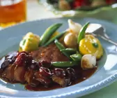 Gänsebrust mit Kirschsauce und Butter-Gemüse