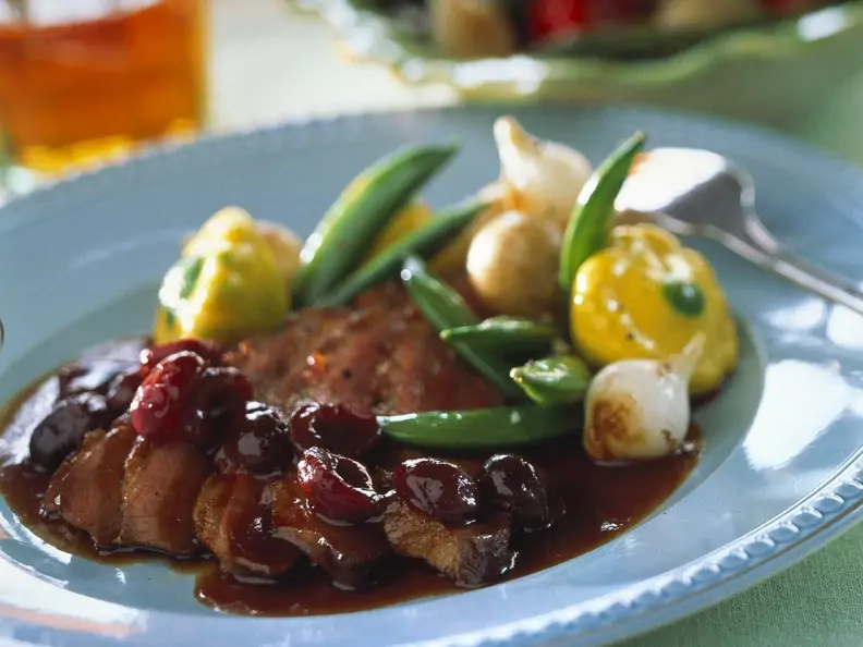 Gänsebrust mit Kirschsauce und Butter-Gemüse