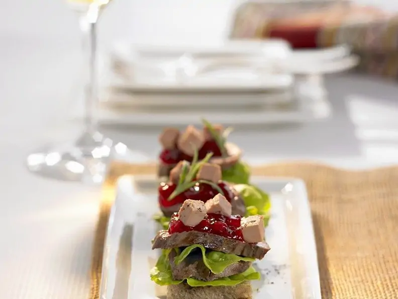 Brot mit Reh, Preiselbeeren und Pastete belegt