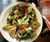 Gemischter Blattsalat mit Räucherlachs