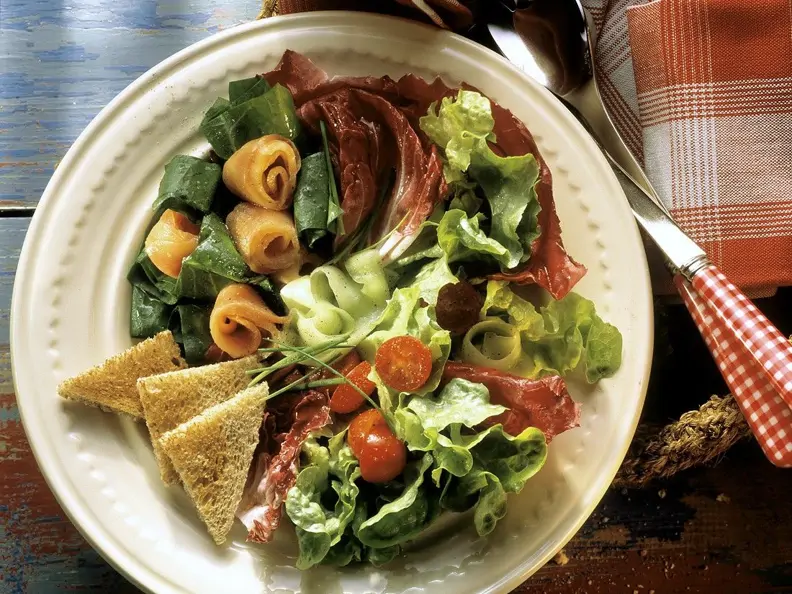 Gemischter Blattsalat mit Räucherlachs